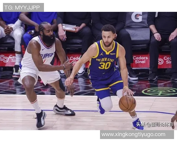 双雄对决库里穿哈登战靴哈登社交媒体转发表达支持