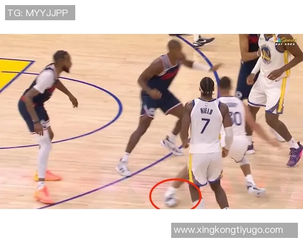 库里透露上半场扭伤脚踝情况不严重期待尽快恢复状态