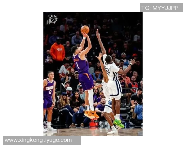 布克追身三分命中却遭裁判无视3加1机会球队分差扩大至20分以上